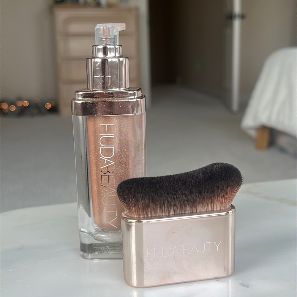 Huda beauty, Aphrodite highlight with brush